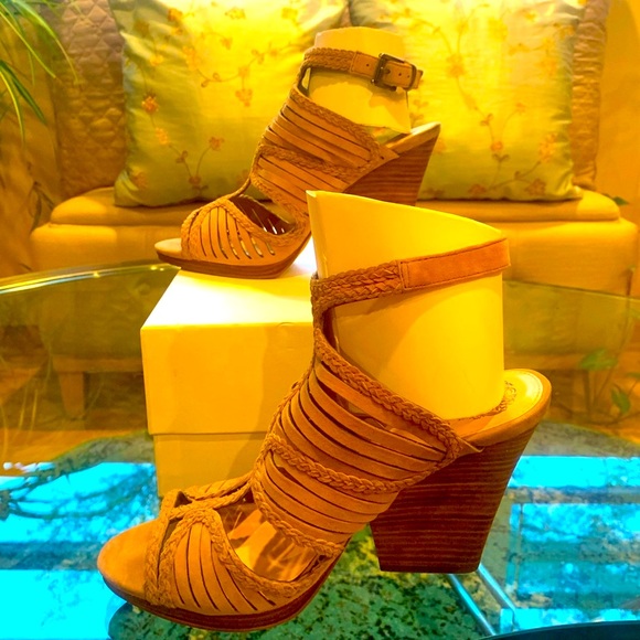 ✨ Vince Camuto✨ Tan Nubuck Peep Toe Strap Wedge Slingbacks - Picture 4 of 13